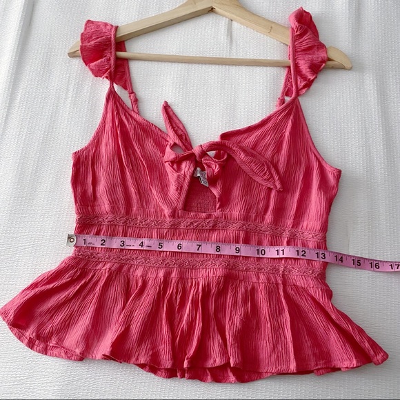 Crinkled Keyhole Cut Out Semi Cropped Tank Top - Picture 5 of 10